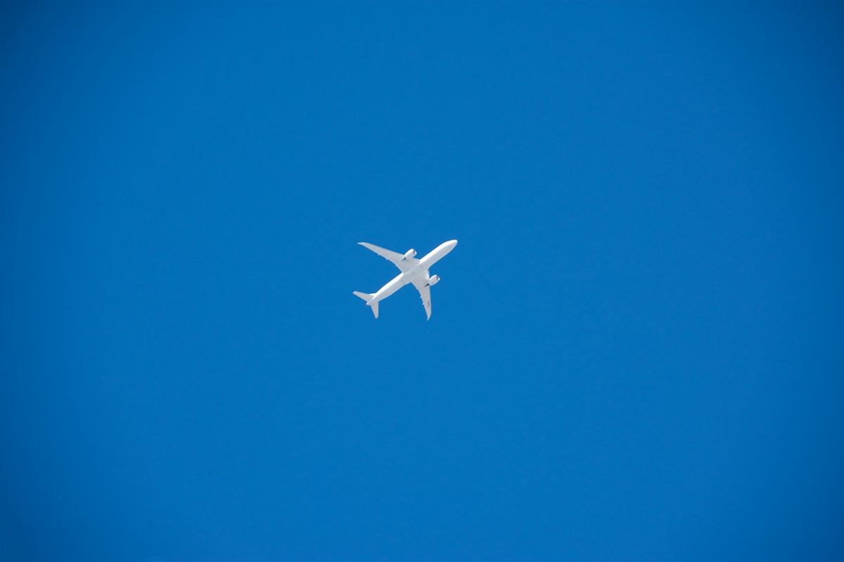 Ein weisses Flugzeug am offenen Himmel