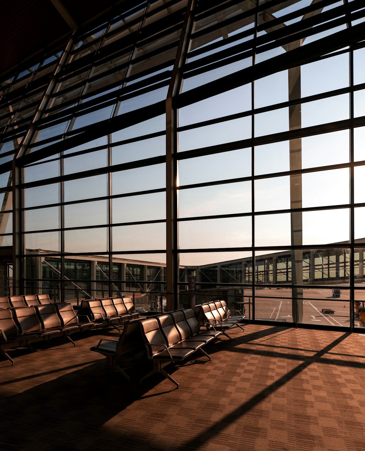 Warmes Sonnenlicht auf den Sitzen einer Flughafen-Abflughalle